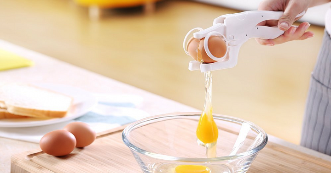 Cracking eggs. Яйцеразбиватель. egg cracking tool. egg separator профессия. eggs insert.